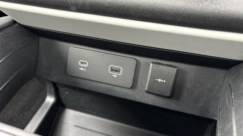 Land Rover Defender 3.0 D200 SE 110 5dr Auto Diesel Estate